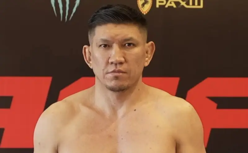 Қуат Хамитов жекпе-жек алдындағы салмақ өлшеу рәсімінен өтті