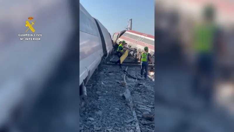 В Испании скоростной поезд врезался в стоящий состав: погибли не менее 68 человек