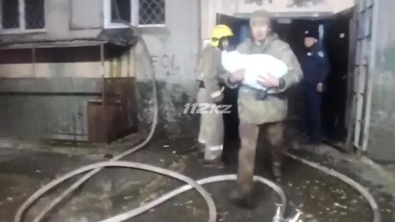 14 человек эвакуировали из-за возгорания холодильника в Усть-Каменогорске