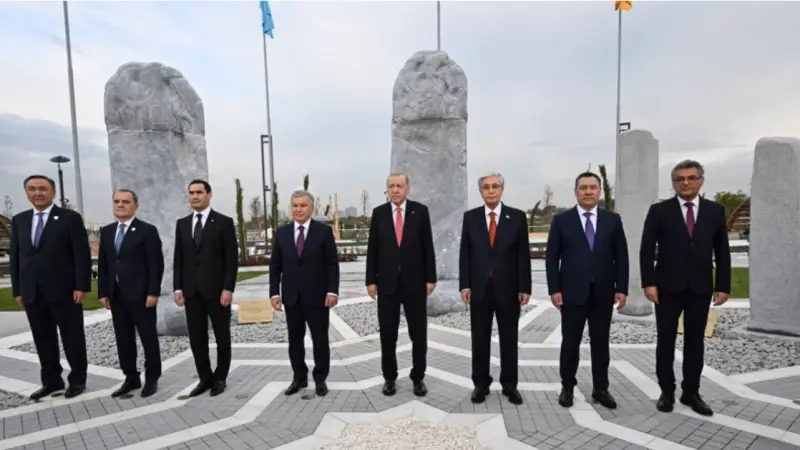 Президент ТМҰ-ға мүше елдер басшыларымен бірге Түркі әлемі аллеясын ашты