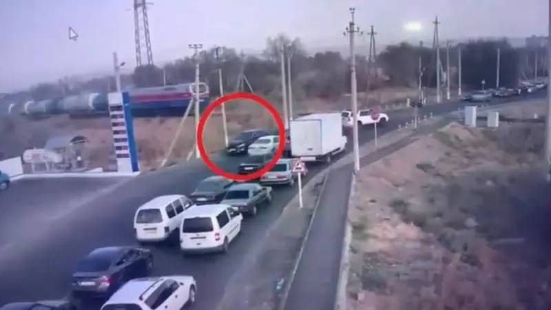 Пойыздың өткенін күтпеді: Таразда BYD жүргізушісі өрескел заң бұзды