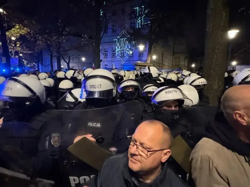 Госпереворот? Толпа протестующих окружила Конституционный суд Польши