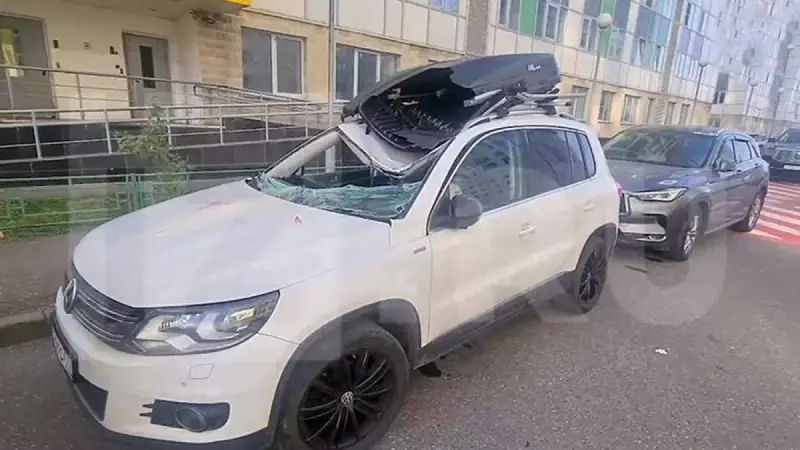Мужчина упал с 14 этажа на автомобиль и выжил