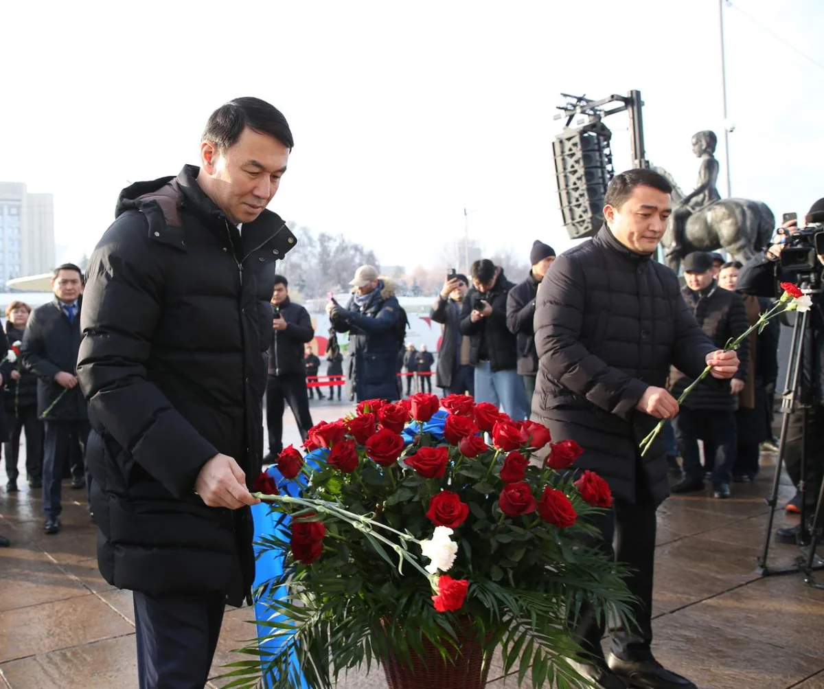 Алматы әкімі «Тәуелсіздік» монументіне гүл шоқтарын қойды