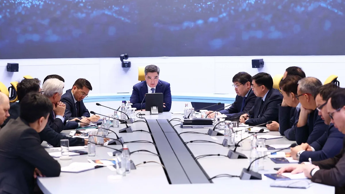 Олжас Бектенов сарапшылармен экономиканы дамыту мәселелерін талқылады