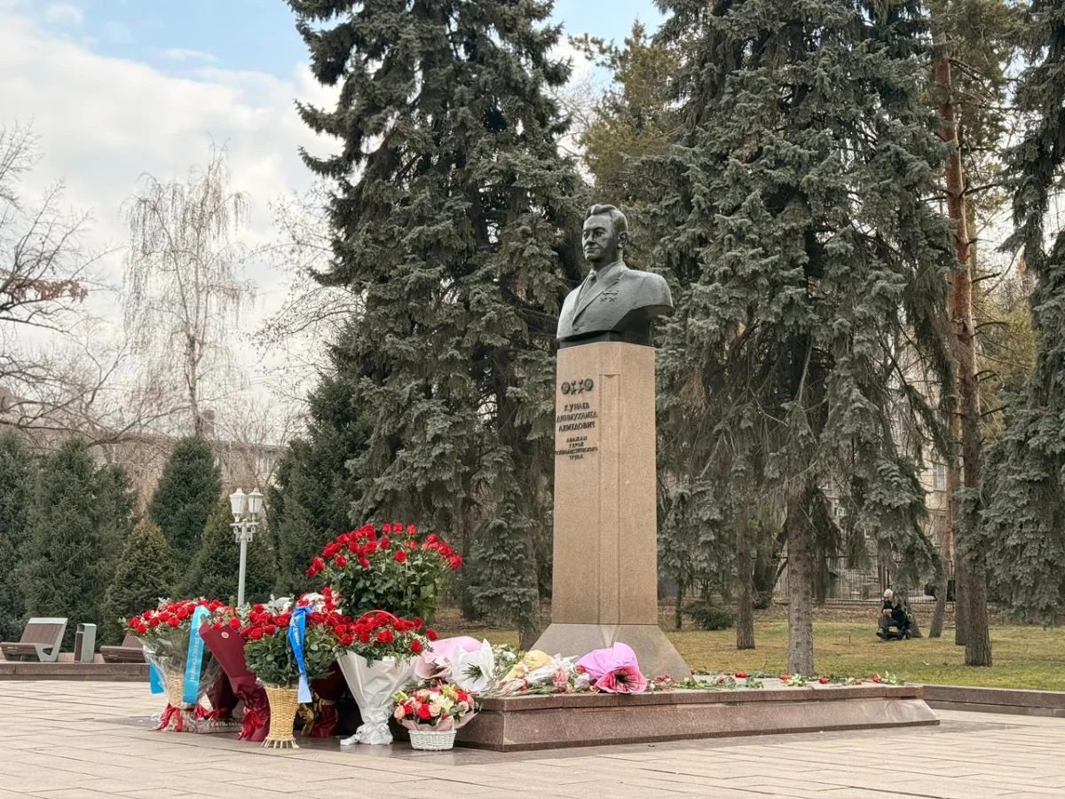 Алматыда Дінмұхамед Қонаевтың ескерткішке гүл қою рәсімі өтті
