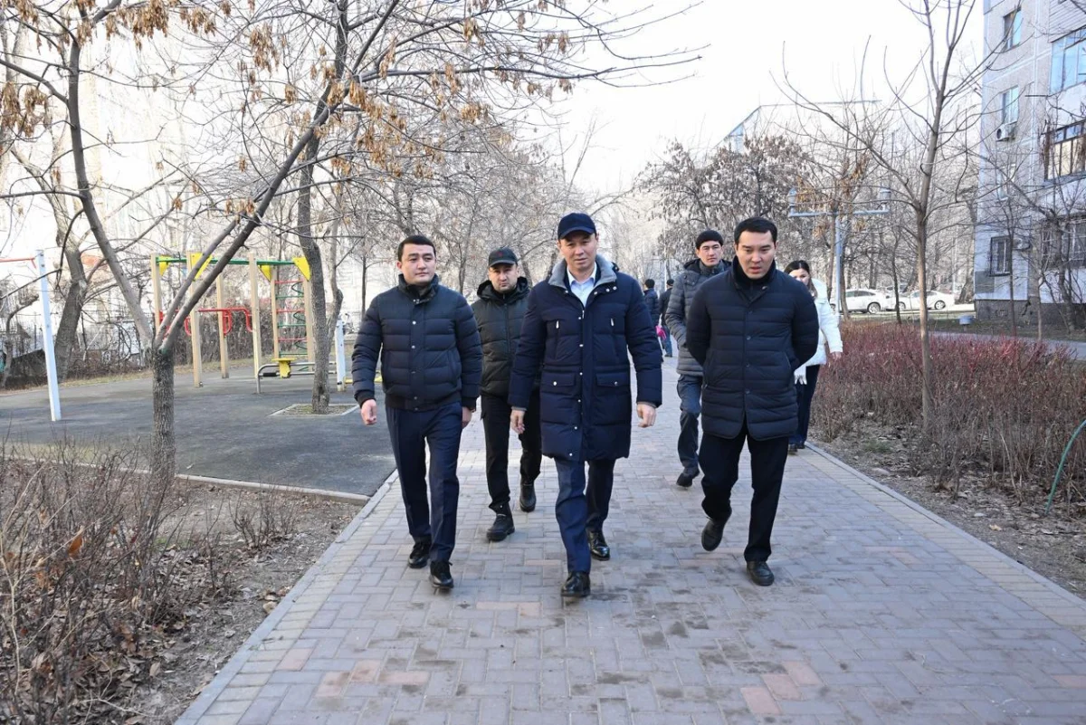 Алматы әкімі Есен Дүйсенов көшесінің бір бөлігін көріктендіру жобасымен танысты
