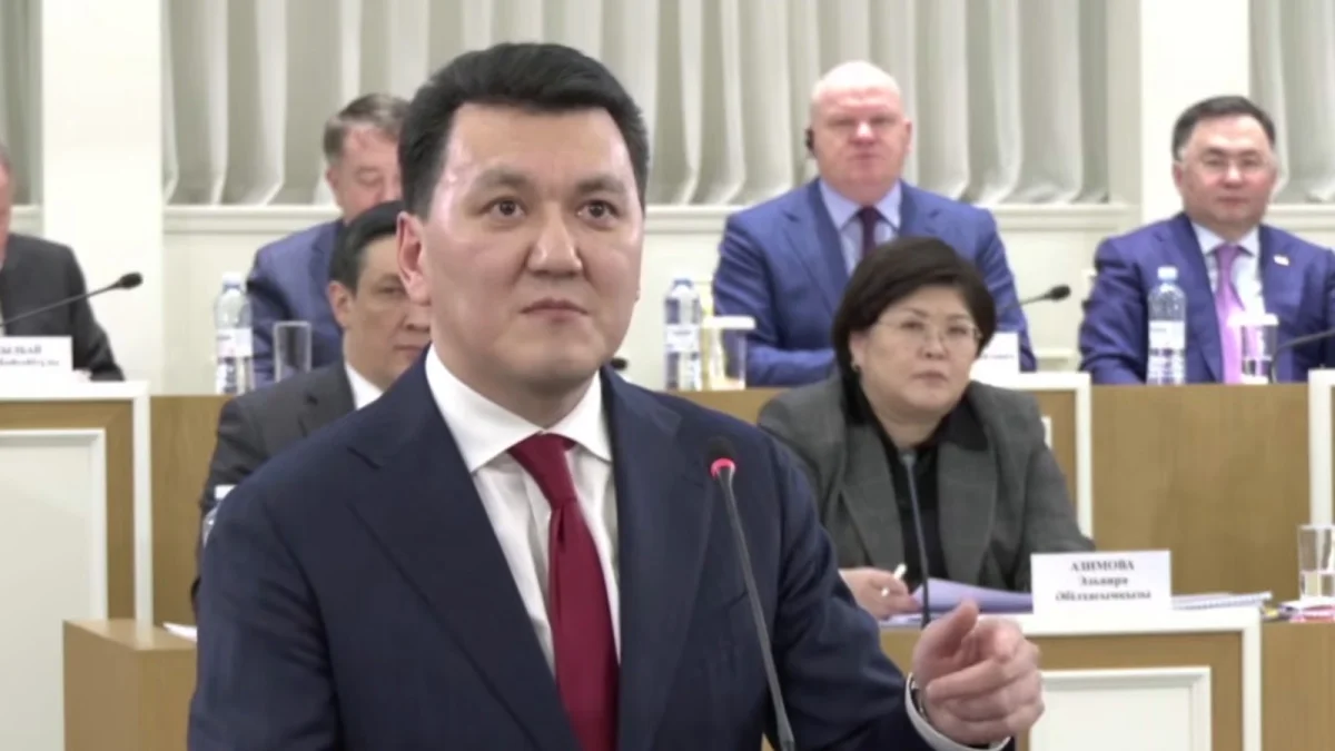 Ерлан Қарин: 1995 жылғы Ата заңды дайындаған кеңесте небары 12 азамат болған, ал қазір 130 адам
