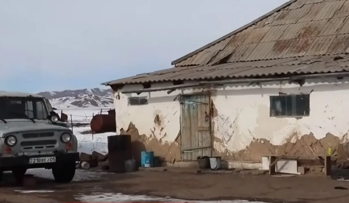«Арасында 1,5 жасар сәби бар»: Алматы облысындағы қыстақта төрт адамның мәйіті табылды (ВИДЕО)