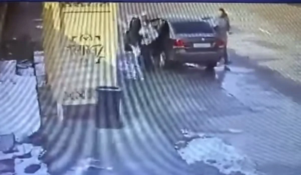 Таразда 13 жастағы қыз баланы екі ер адам көлігіне отырғызып, ұрлап әкетпек болды (ВИДЕО)