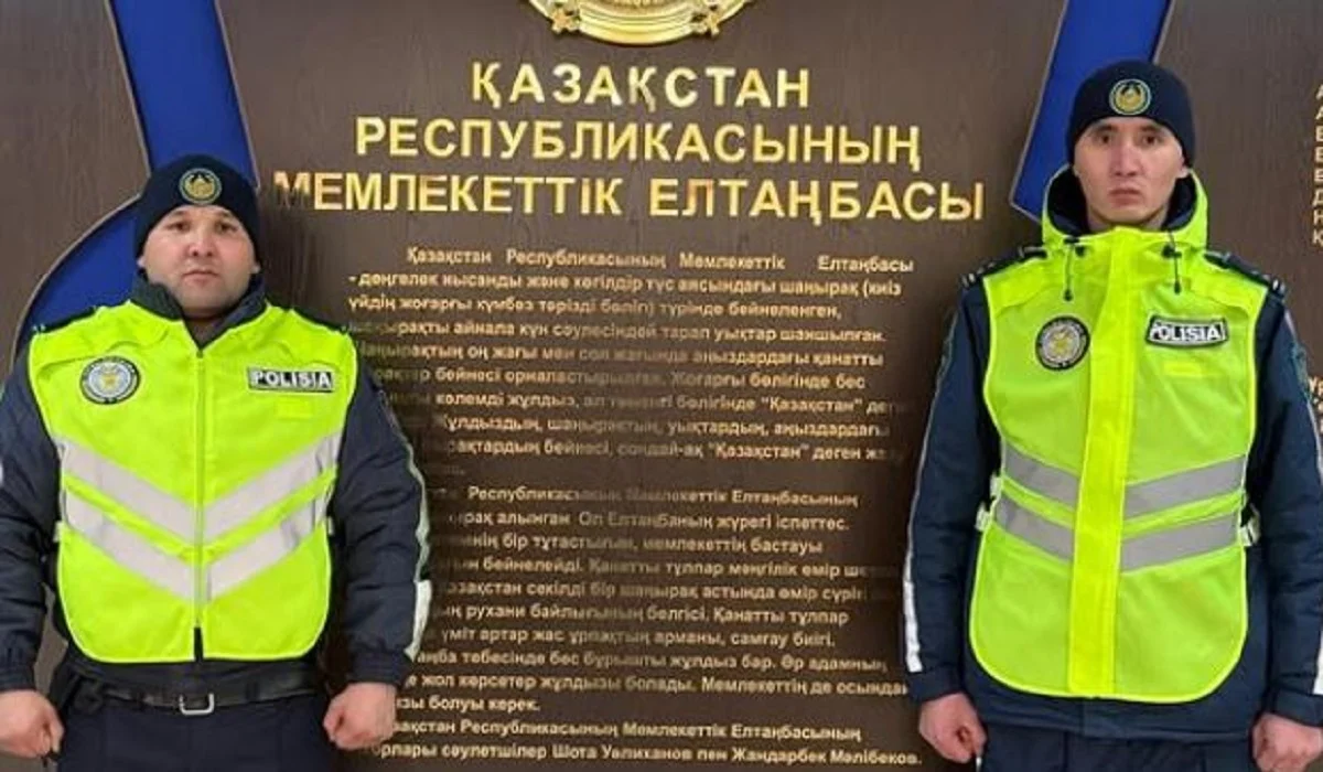 Рульде отырып, есінен танып қалған: Қызылордада полицейлер жас жігітті құтқарып қалды (ВИДЕО)