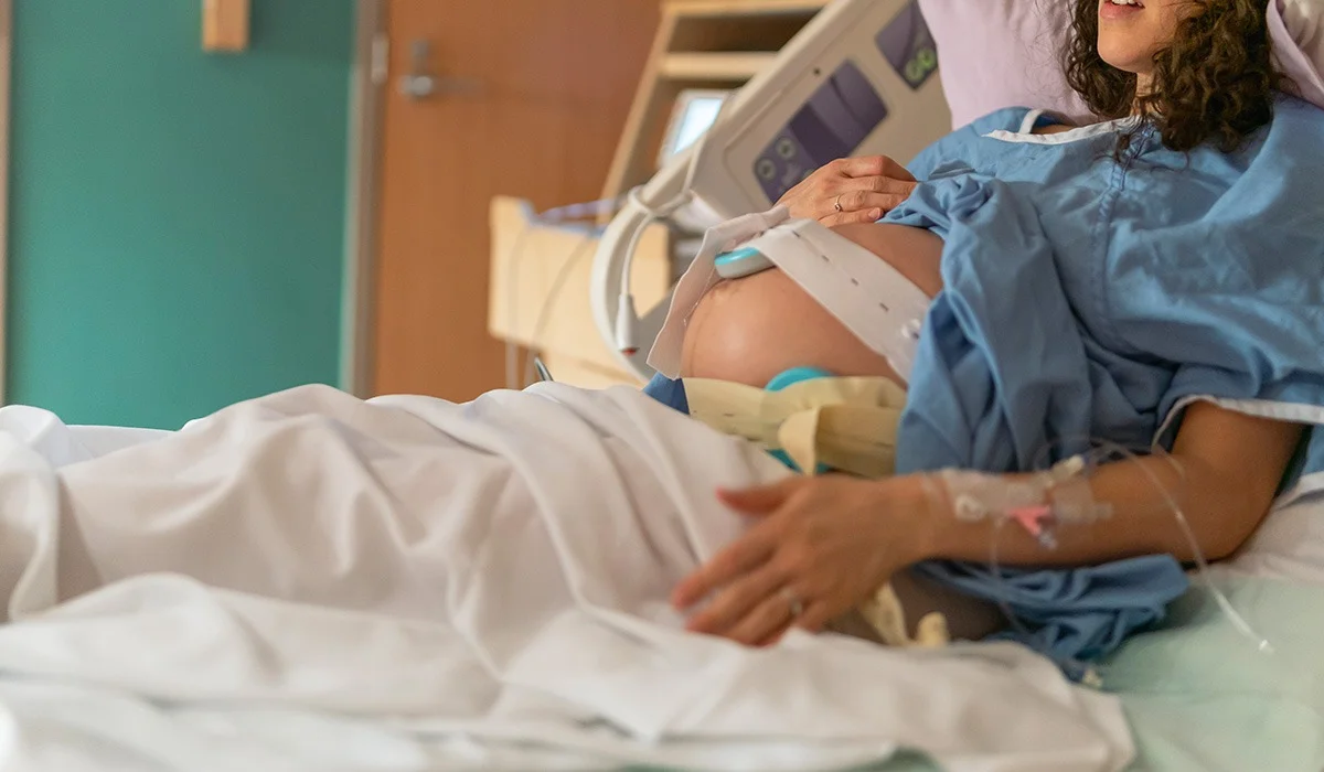 Біреуі өмірінен, біреуі сәбиінен айырылды: Жамбыл облысының шенеуніктері ана мен бала өліміне қатысты жауап берді