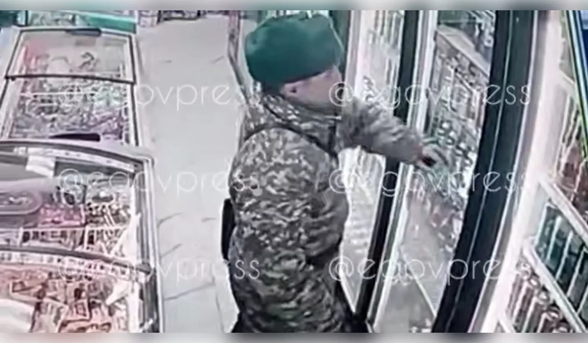 Әскери киім киген ер адам сыра ұрлап кетті: Қорғаныс министрлігі желідегі видеоға қатысты түсініктеме берді
