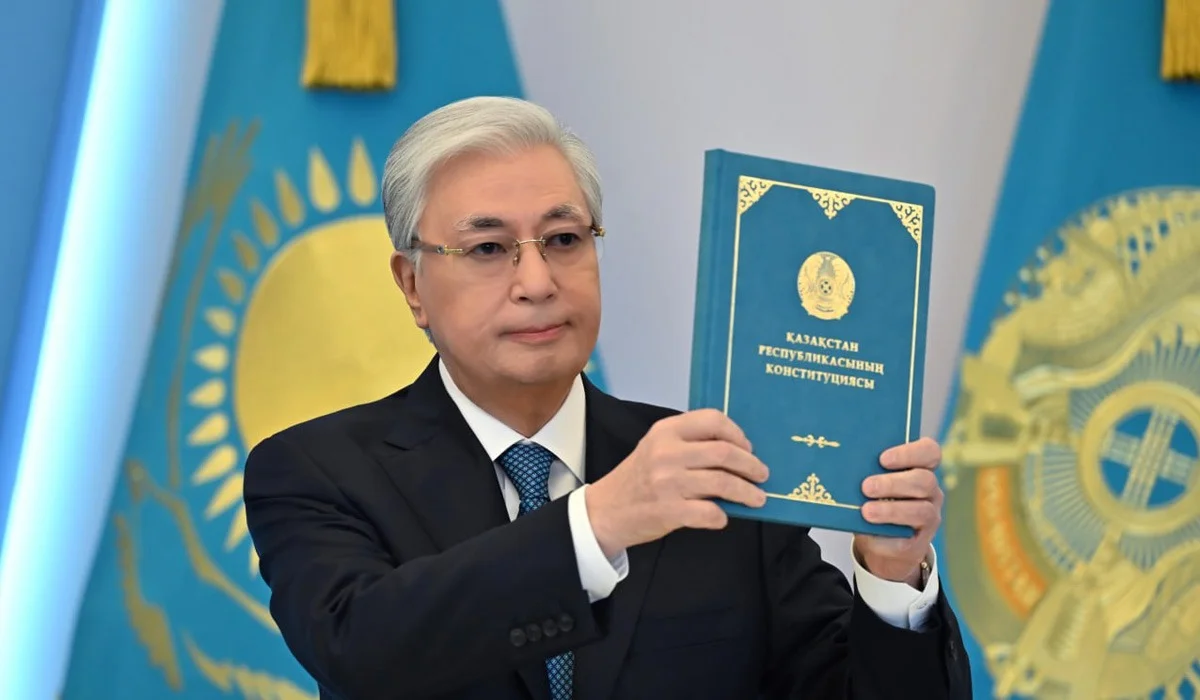 Қазақстандағы жаңа Конституцияның келбеті қандай – Тоқаев Ата Заңды ұстап көрсетті (ВИДЕО)
