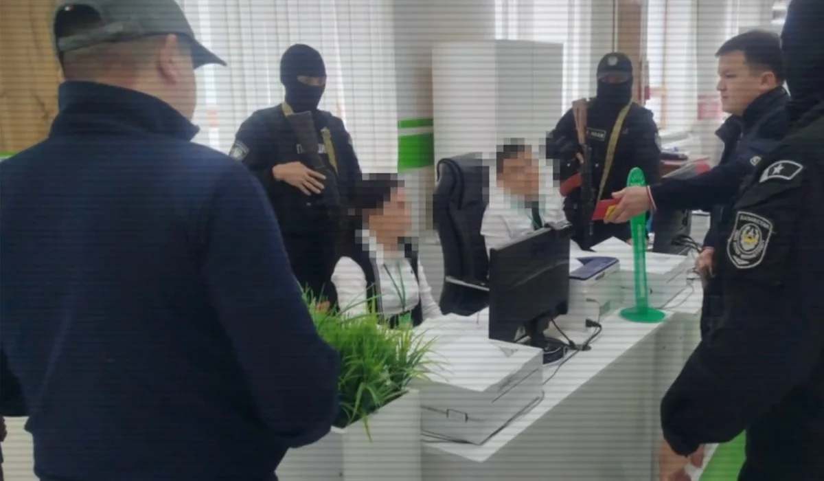 Шымкентте бетперде киген арнайы күзет жұмыста отырған екі әйелді ұстап алды (ВИДЕО)