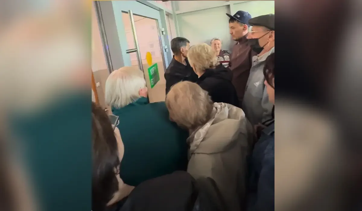 Павлодардағы емхана алдына кезекке тұрған халыққа қатысты денсаулық басқармасы түсініктеме берді