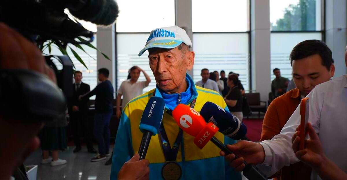 В Астане торжественно встретили 80-летнего марафонца Салтаната Туйтебаева