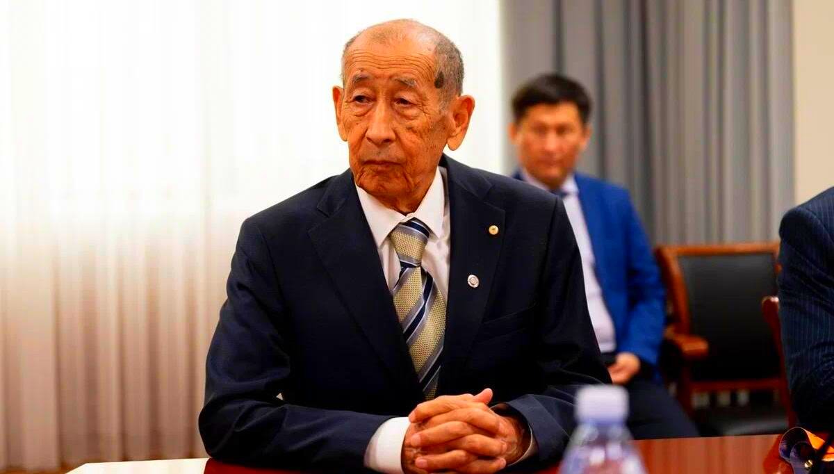 81-летний марафонец Салтанат Туйтебаев был удостоен нагрудного знака «Еңбек ардагері».