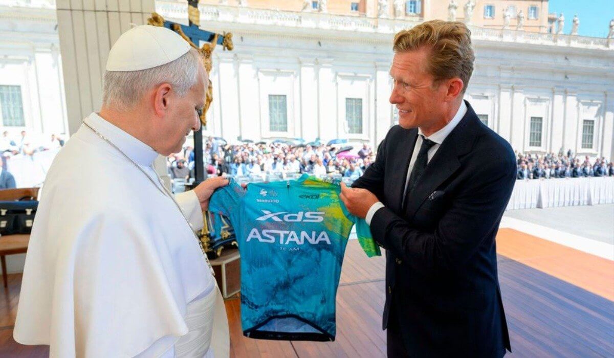 Винокуров встретился с Папой Римским и подарил ему футболку XDS Astana Team