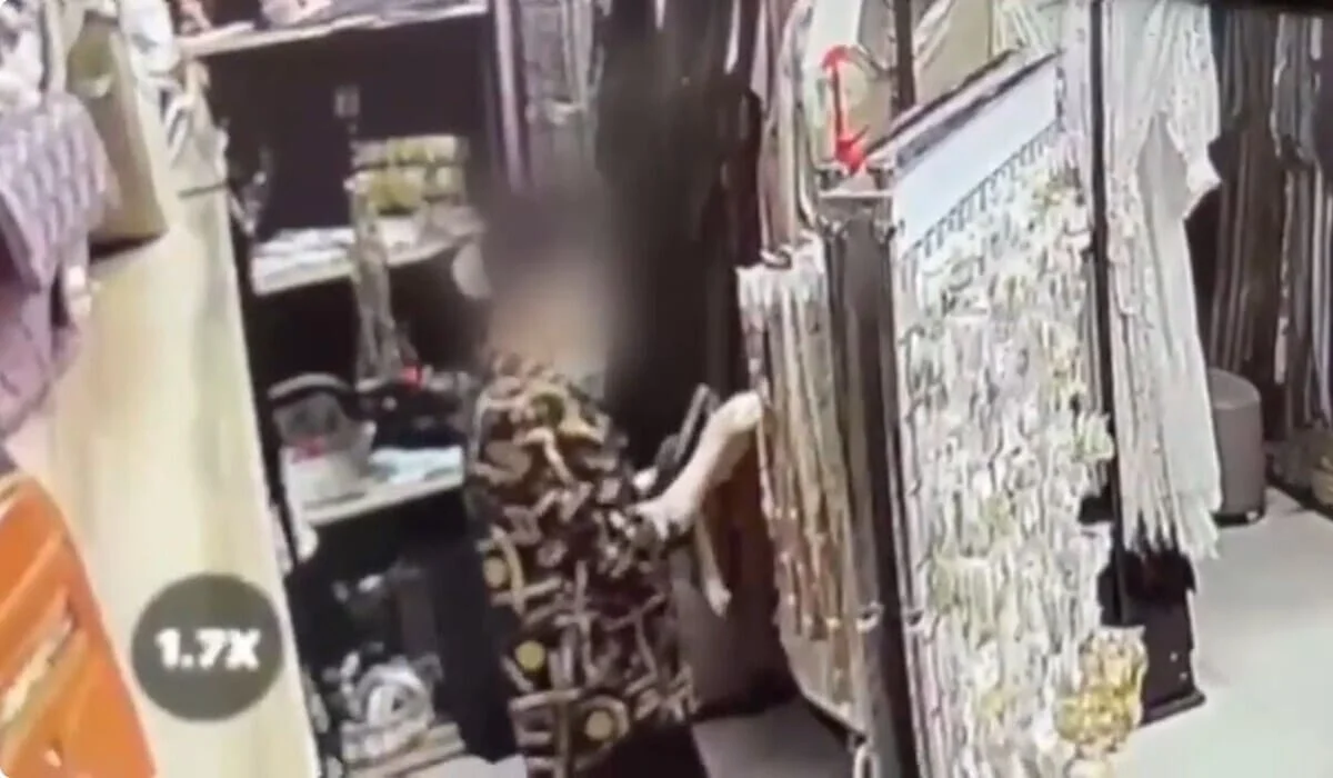 Незаметно забрала 10 колец: момент кражи в ювелирном отделе попал на видео в Актобе