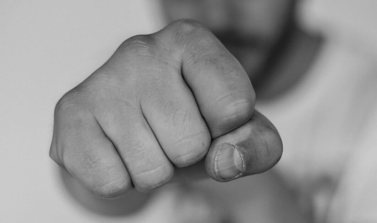 Очевидцу сломали челюсть в ходе семейного конфликта в Талгаре