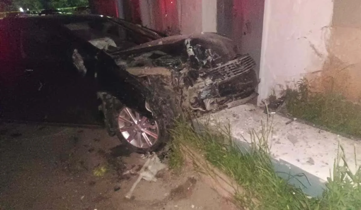 «Вместо тормоза нажала на педаль газа»: женщина на Toyota Camry врезалась в опору жилого дома в Степногорске