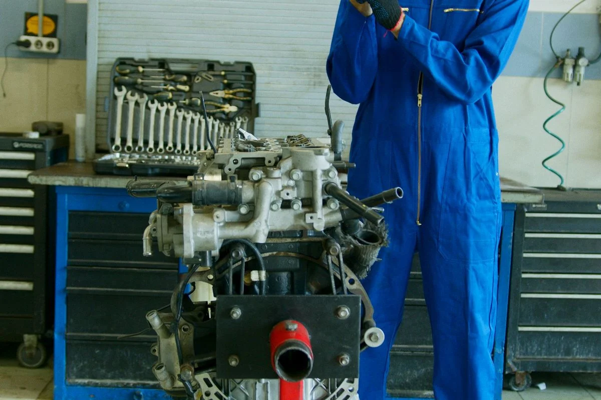Кладовщик автосалона продал запчасти мимо кассы на 7 млн тенге в Павлодаре