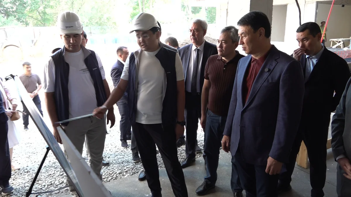 Әкім Алмалы ауданын аралап, жаңа емхана құрылысы мен абаттандыру барысын тексерді