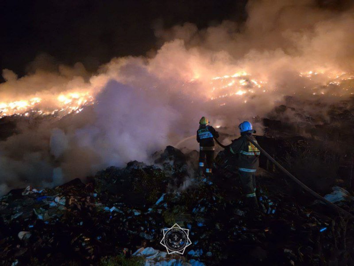 Жители Тараза несколько дней задыхаются из-за горящей свалки