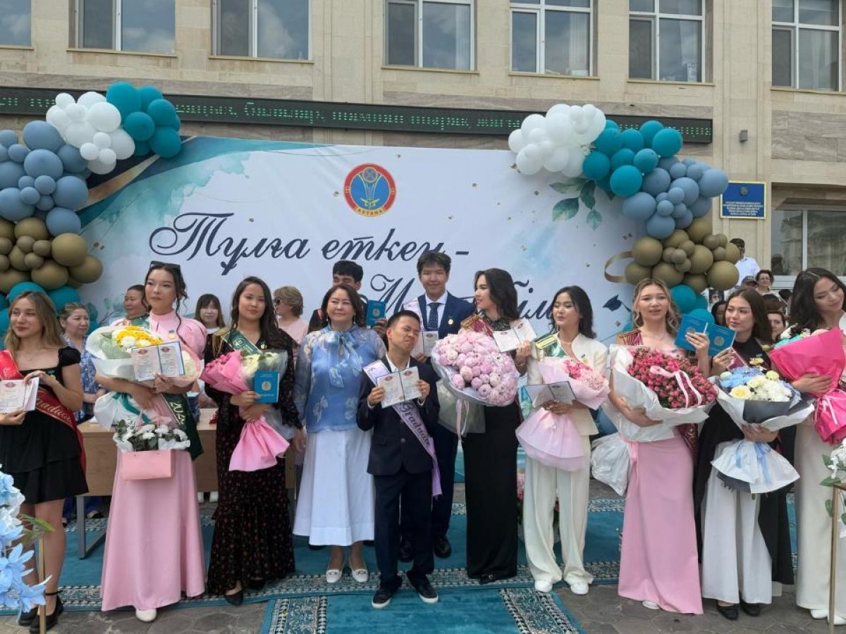 Димаш Кудайберген сделал неожиданный подарок выпускнику из Астаны