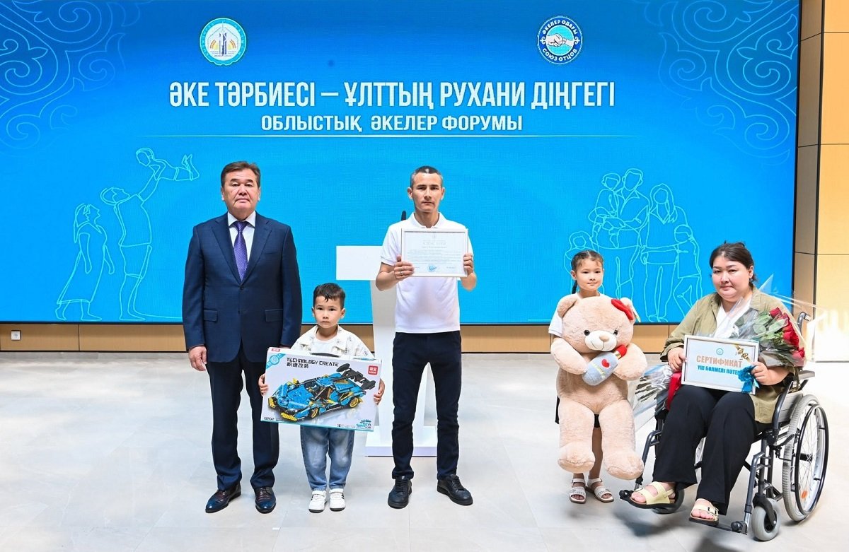 Қызылордада еңбегімен үлгі болған әкеге  үш бөлмелі пәтердің кілті табысталды