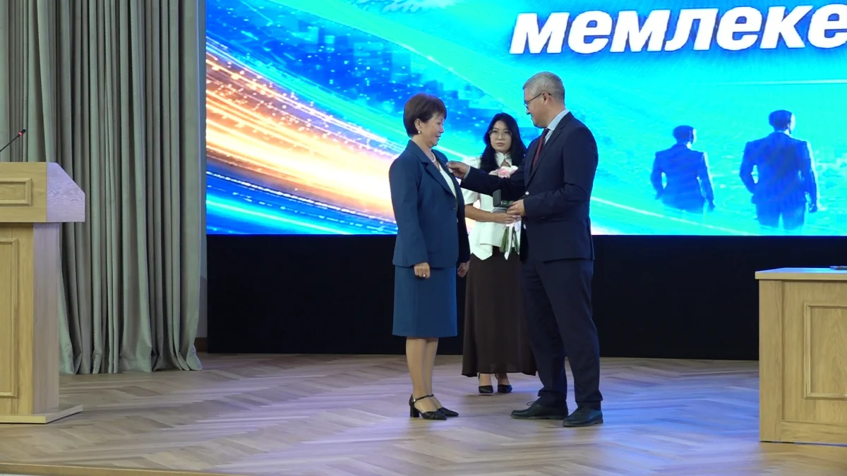 Мемлекеттік қызметшілер күні: Алматыда үздік мамандар марапатталды