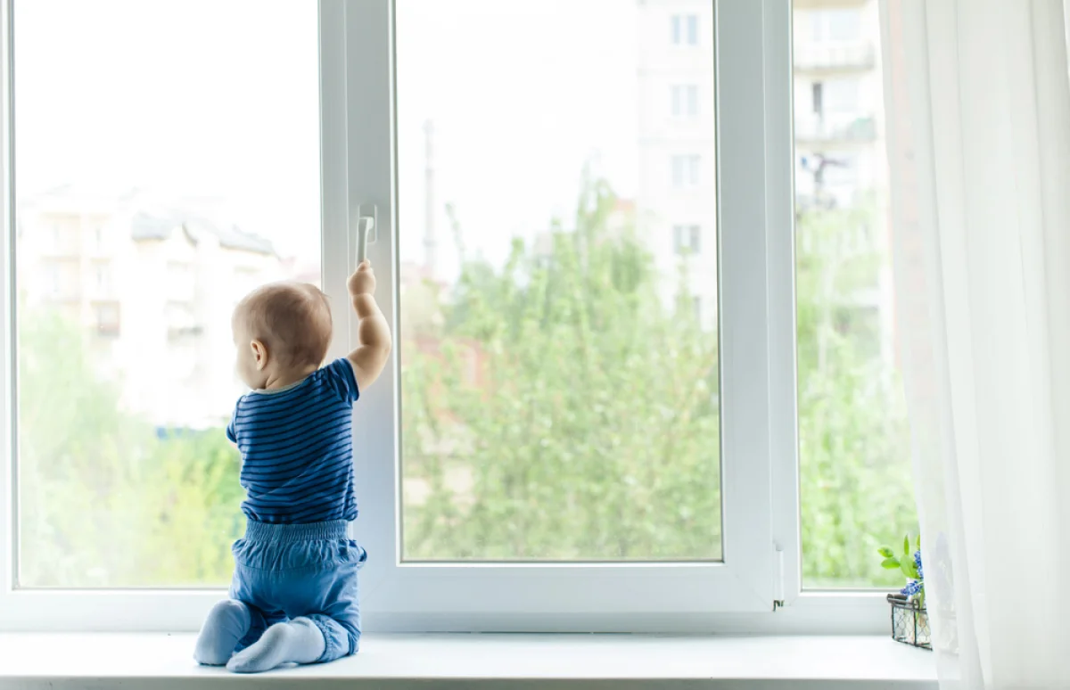 Без родительского контроля: в Сатпаеве 3-летний малыш выпал из окна