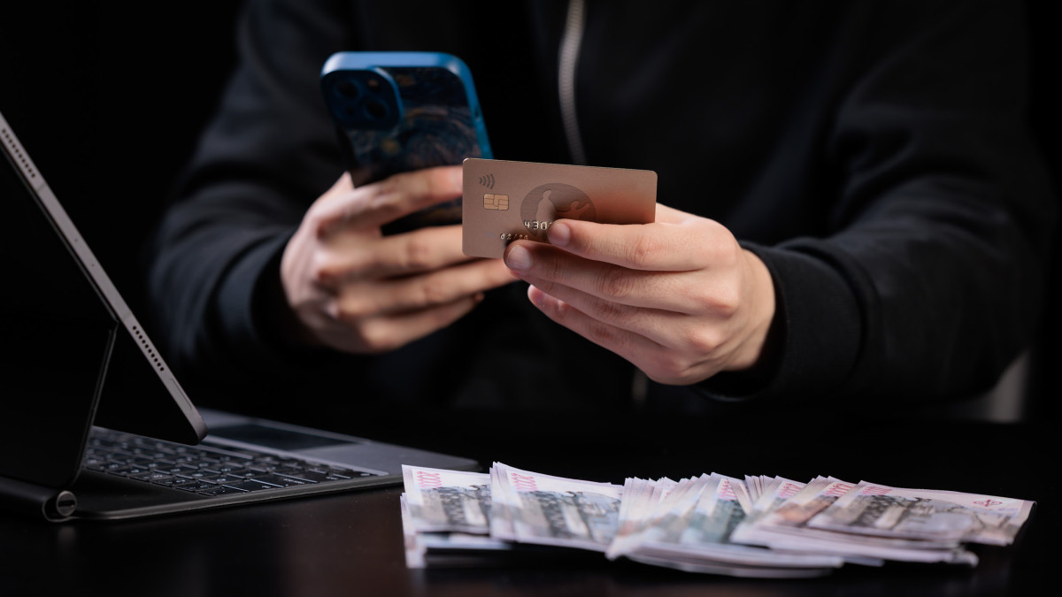 Ақтөбеде CyberPol қызметкерлері заңсыз несие рәсімдеген интернет-алаяқты ұстады