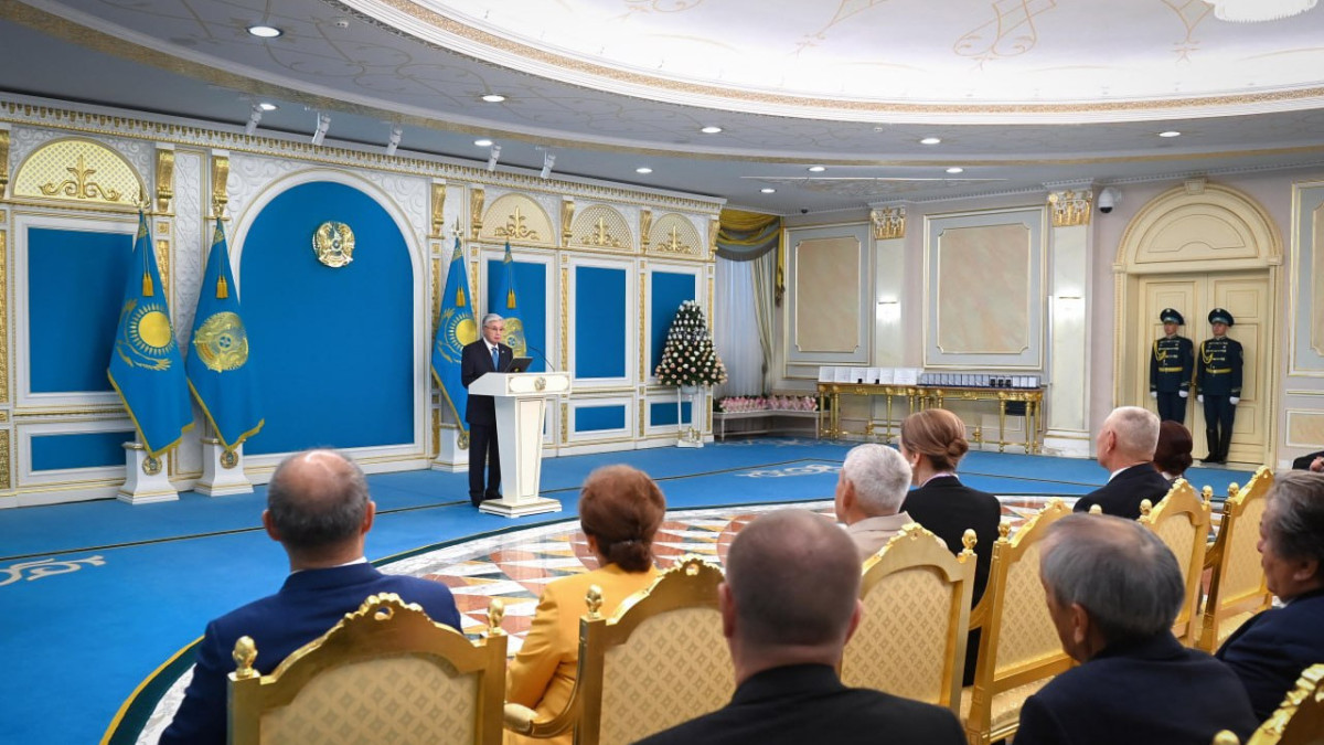 Президент қазақ тілінде тұңғыш эфирді жүргізген майталман диктор Зұлқия Жұматованы марапаттады
