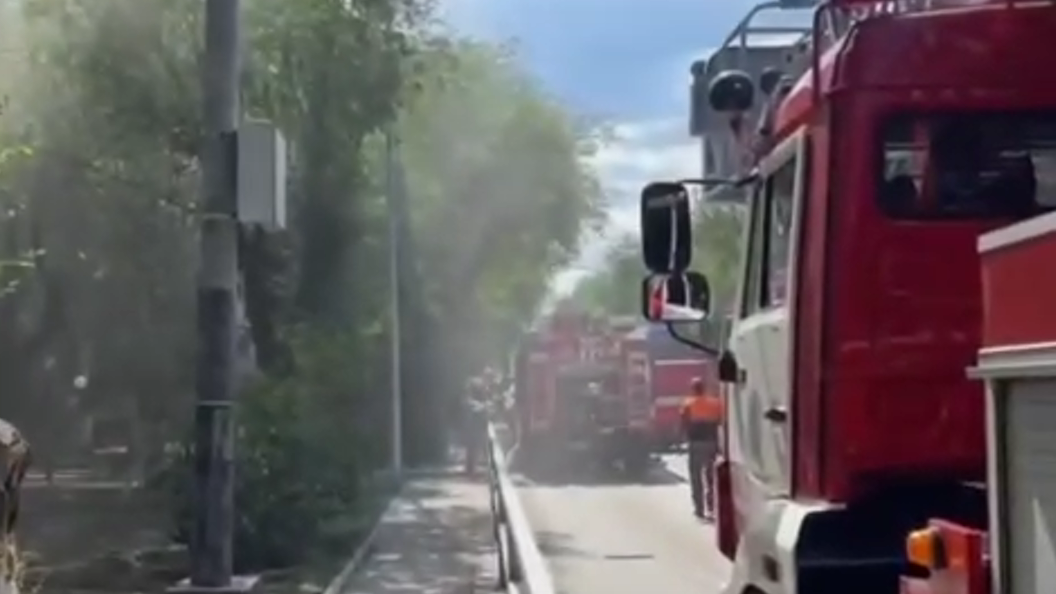 В Атырау потушили крупный пожар в двухэтажном здании
