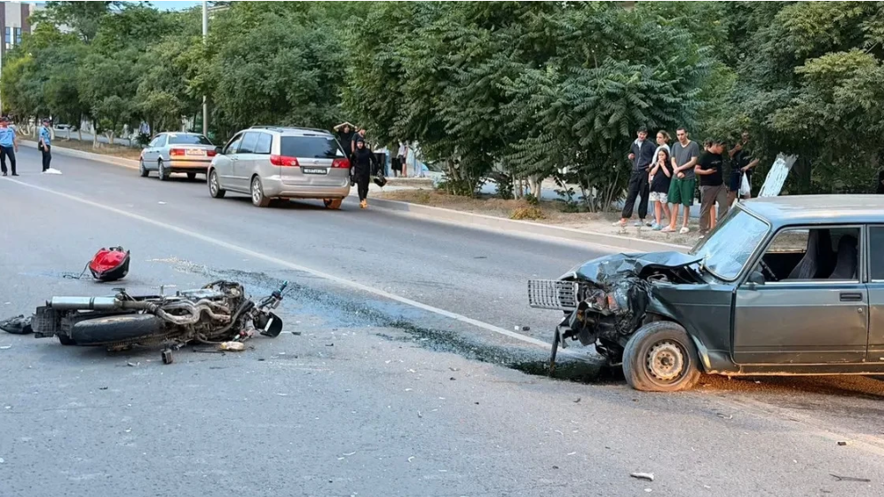 Ақтауда жеңіл көлікпен соқтығысқан мотоцикл жүргізушісі қаза тапты