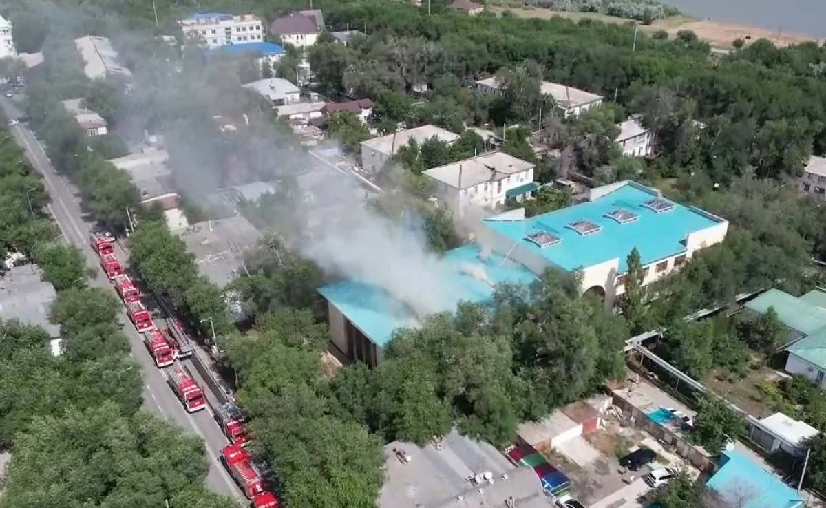 Огонь на крыше: в Атырау загорелась школа-лицей