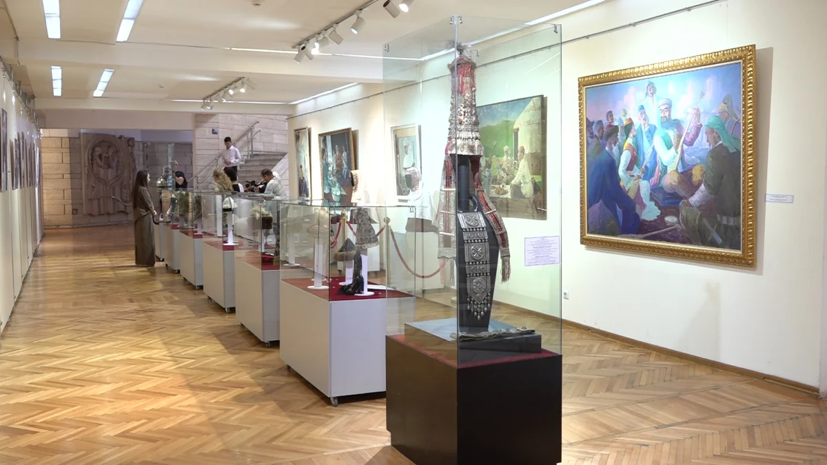 Күлапара, далбағай, аққалпақ: Алматыда қазақтың бас киімдерінің көрмесі өтті
