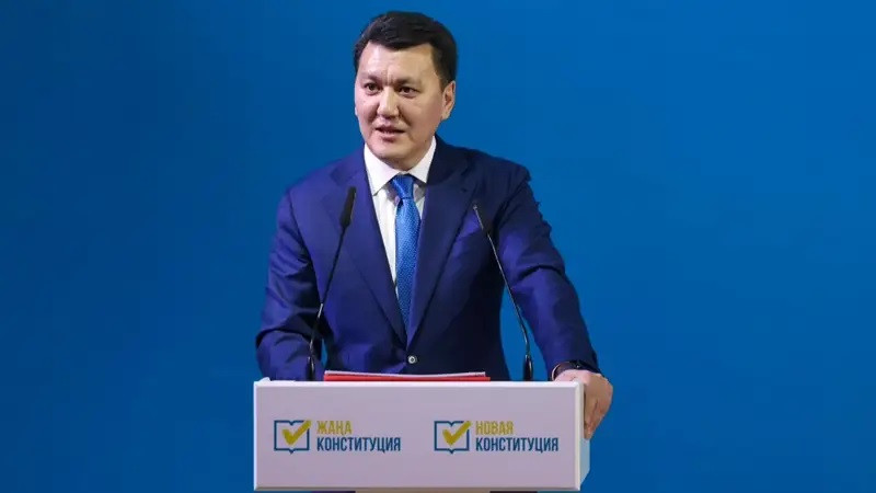 «Основой нашей идеологии является Конституция» – опубликована авторская статья Ерлана Карина
