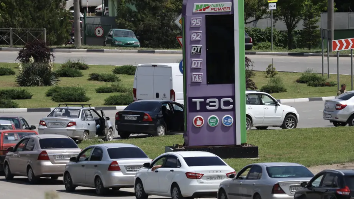 В Крыму ввели режим ЧС из-за дефицита топлива и продуктов