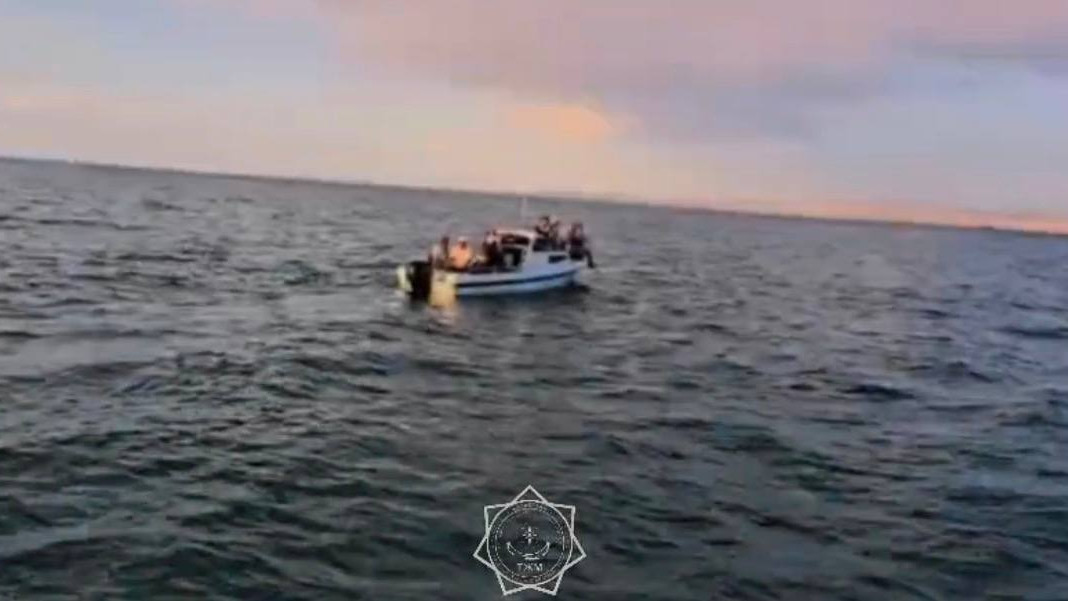 Катер с туристами заглох на озере Алаколь