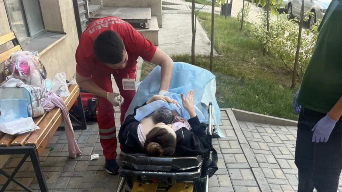 «Жедел жәрдем кіре алмады»: Алматыдағы тұрғын үй кешенінің ауласында әйел босанып қалды