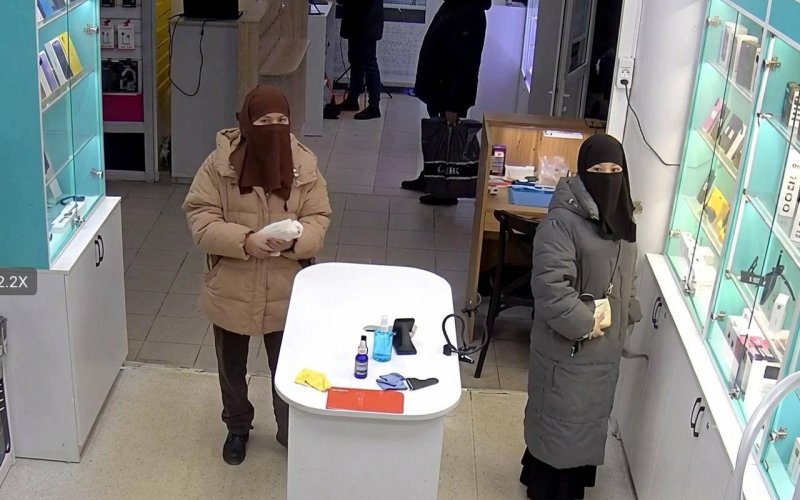 Девушки использовали никаб для кражи дорогих смартфонов в Актобе