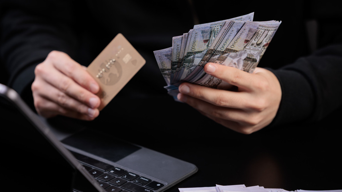 Алаяқтар Қазақстанда дропперлер арқылы 400 млн теңгені қолма-қол ақшаға айналдырған