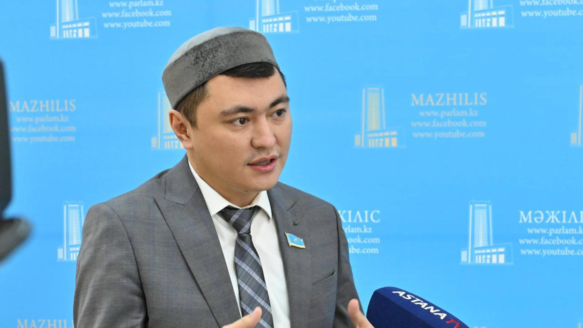 Ұлттық киім күнінен зейнет жасына дейін: Мұқаев Мәжілісте қандай мәселелерді көтергенін айтты