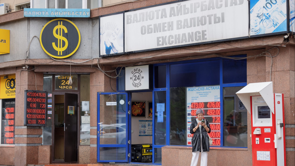 Нацбанк снизил курс доллара на 30 июня