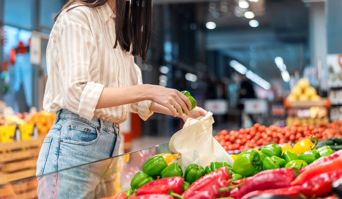 Названы продукты и товары, которые подешевели в Казахстане в июне