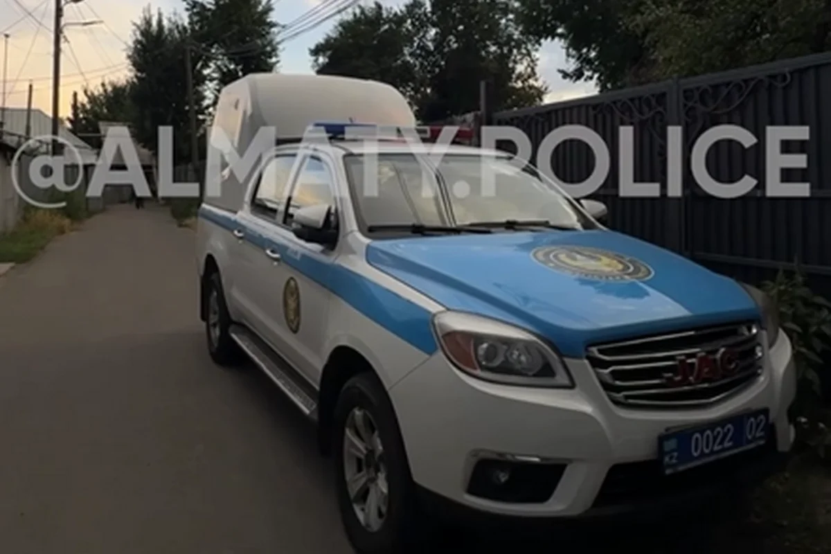Завернутое в полиэтилен тело мужчины обнаружили в подвале частного дома в Алматы