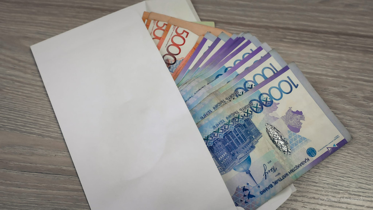 Түркістанда мұғалімдерден пара алған экс-директор қамауға алынды